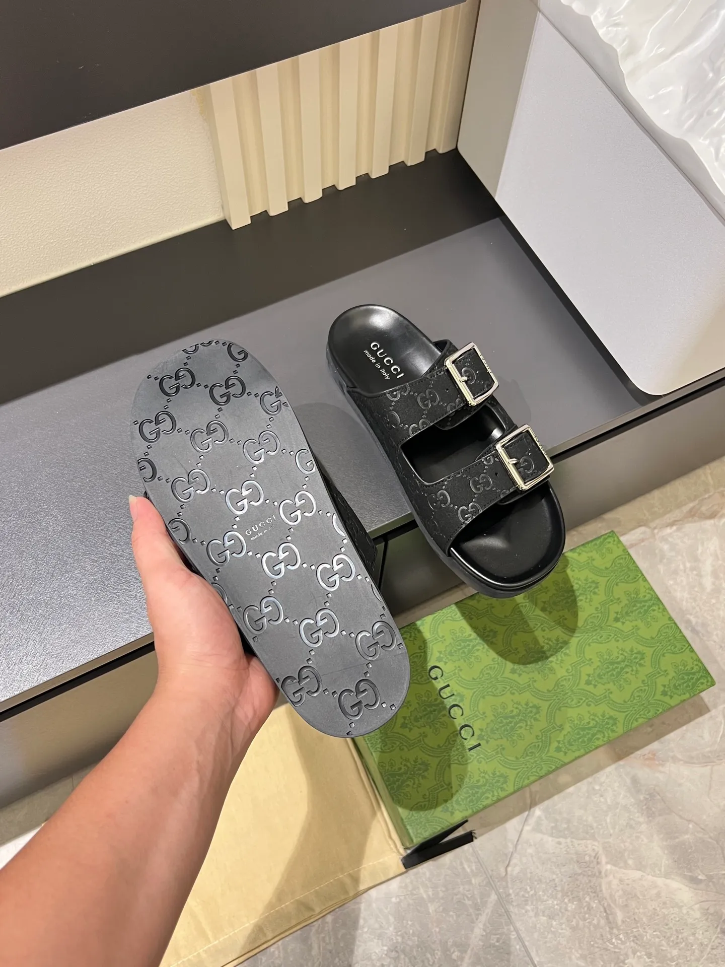 Men's Men's Shoes 💰p320 "GUCC＊" These slippers are made of GG polyester and feature a Gucci label on the front, adding a bold logo feel to the style. "Gucci Made in Italy" stamped label Rubber sole. Size 38-44